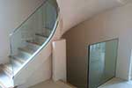 Escalier avec garde de corps en verre à Javene
